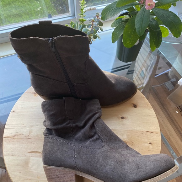 Pop booties with faux suede slouchy look - Picture 3 of 8